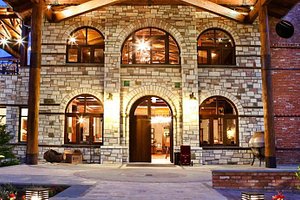 فنادق مطلة على بحيرة بلاستيرا مع مناظر خلابة